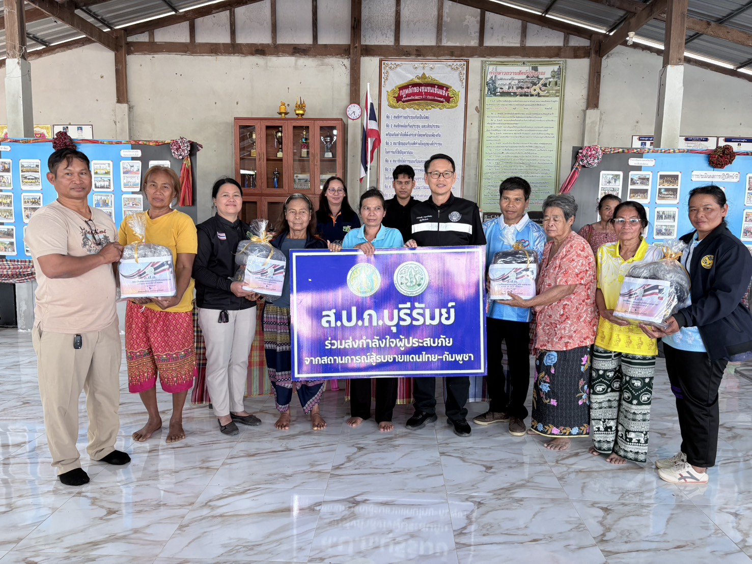 title - วันที่ 3 กุมภาพันธ์ 2569 นายเศรษฐเกียรติ กระจ่างวงษ์ เลขาธิการสำนักงานการปฏิรูปที่ดินเพื่อเกษตรกรรม    (ส.ป.ก.) มอบหมายให้สำนักงานการปฏิรูปที่ดินจังหวัดบุรีรัมย์ (ส.ป.ก.บุรีรัมย์) ดำเนินการมอบสิ่งของช่วยเหลือผู้ได้รับผลกระทบจากเหตุการณ์ความไม่สงบบริเวณแนวชายแดนไทย–กัมพูชาโดยนายประเสริฐ กาญจนเกียรติกุล ปฏิรูปที่ดินจังหวัดบุรีรัมย์ พร้อมด้วยเจ้าหน้าที่ ส.ป.ก.บุรีรัมย์ ได้ลงพื้นที่ตรวจเยี่ยม และมอบสิ่งของอุปโภคบริโภคเพื่อบรรเทาความเดือดร้อนให้แก่ผู้ได้รับผลกระทบในพื้นที่ ตำบลจันทบเพชร อำเภอบ้านกรวด จังหวัดบุรีรัมย์